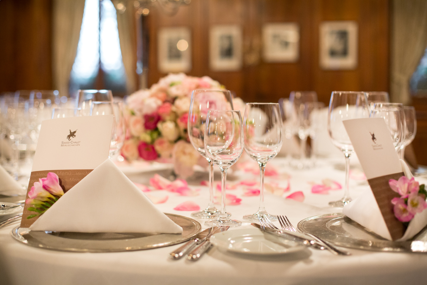 Hochzeit mit Tischdekoration für das Hochzeitsessen in der Astrid-Hall im Swiss-Chalet Merlischachen